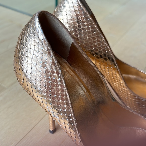 GUCCI authentic gold snakeskin style pumps! Size 6. - Picture 5 of 5
